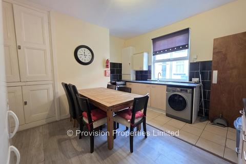 4 bedroom terraced house to rent, Branksome Place, Hyde Park LS6