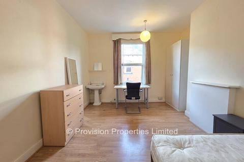 4 bedroom terraced house to rent, Branksome Place, Hyde Park LS6