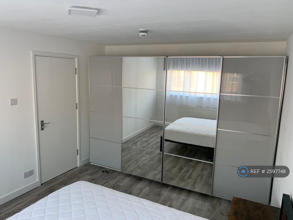 1 Master Bedroom