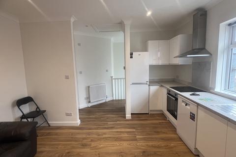 2 bedroom apartment to rent, Kingsley Road, Hounslow TW3