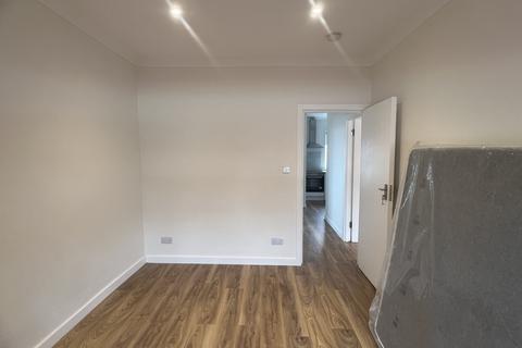 2 bedroom apartment to rent, Kingsley Road, Hounslow TW3
