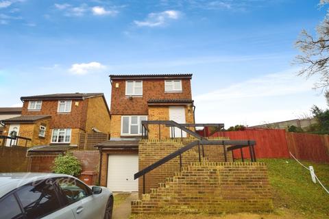 3 bedroom detached house to rent, Aldington Close Chatham ME5