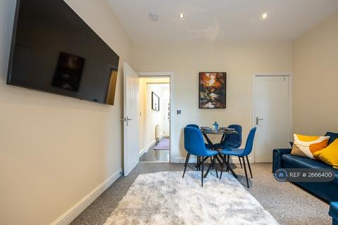 4 bedroom terraced house to rent, Friarswood Road, Newcastle-Under-Lyme, ST5