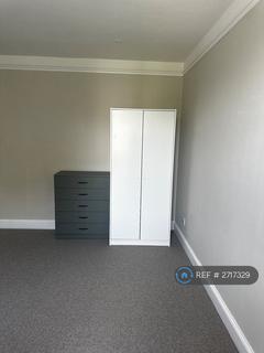 1 bedroom in a house share to rent, Brighton Road, London, SM2