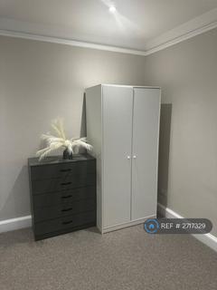 1 bedroom in a house share to rent, Brighton Road, London, SM2