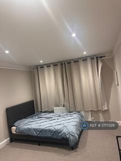 1 bedroom in a house share to rent, Brighton Road, London, SM2