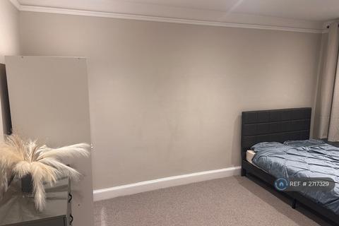 1 bedroom in a house share to rent, Brighton Road, London, SM2