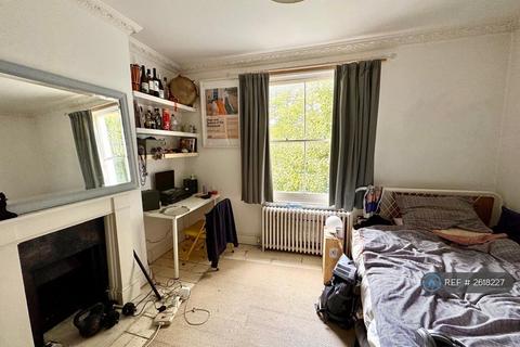 1 bedroom in a flat share to rent, Hartington Road, London, SW8