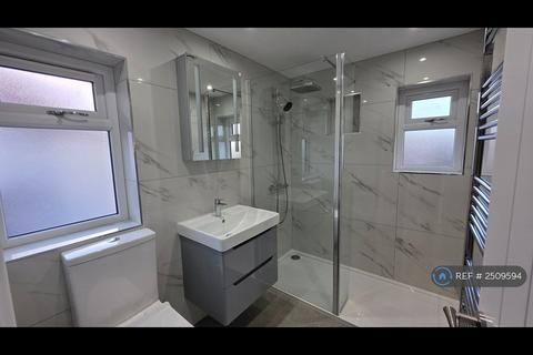 3 bedroom semi-detached house to rent, Hamilton Avenue, Surbiton, KT6