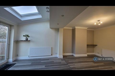 3 bedroom semi-detached house to rent, Hamilton Avenue, Surbiton, KT6