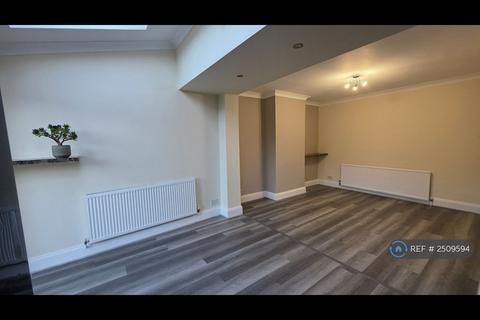 3 bedroom semi-detached house to rent, Hamilton Avenue, Surbiton, KT6