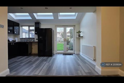3 bedroom semi-detached house to rent, Hamilton Avenue, Surbiton, KT6