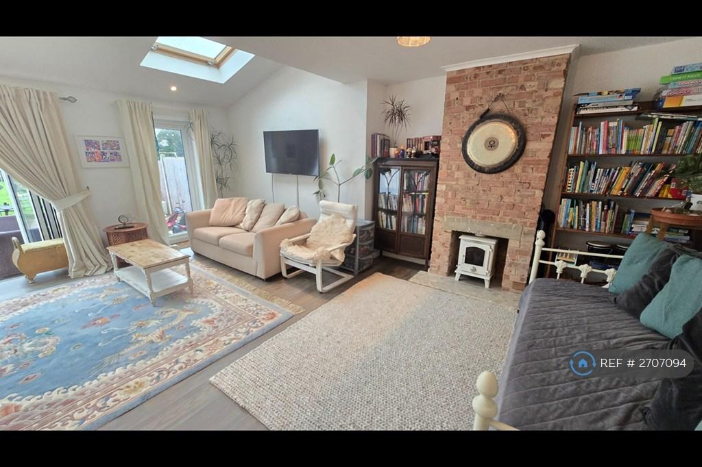 Fireplace, Central/Underfloor Heating, Sun Lounge