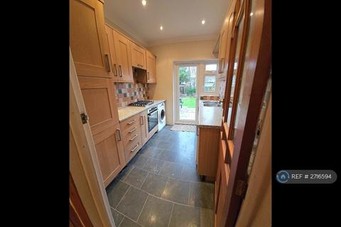 3 bedroom end of terrace house to rent, Eva Road, Romford, RM6