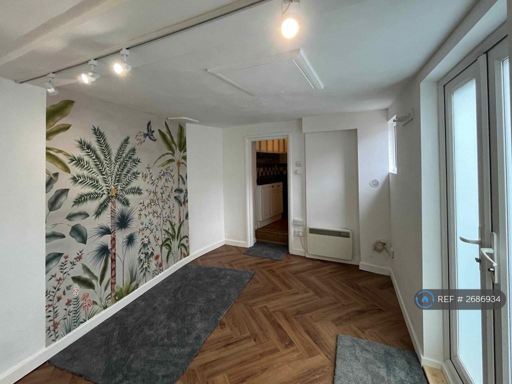 Living Room Towards Kitchen