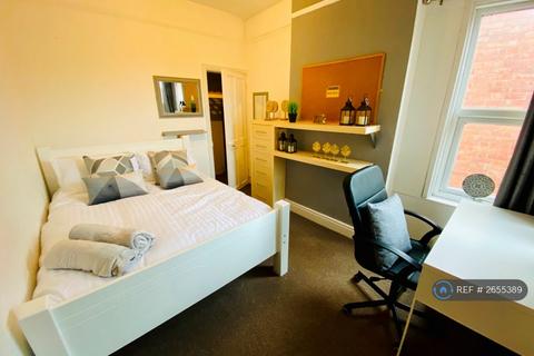 4 bedroom semi-detached house to rent, Earlsdon Avenue North, Coventry, CV5