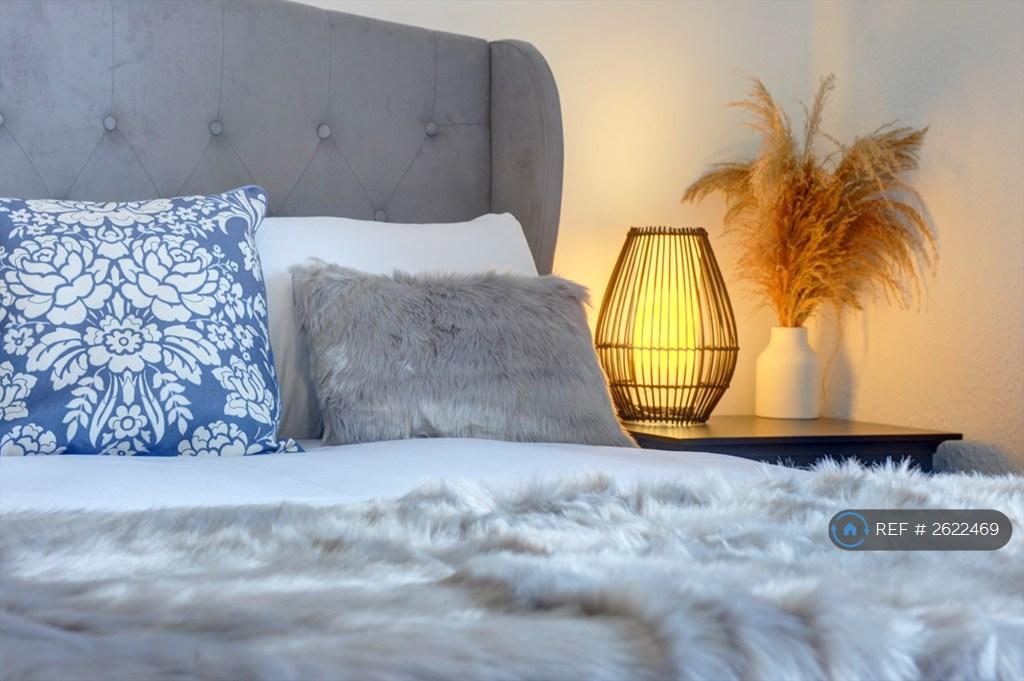 Bedroom 3 (King & Single)