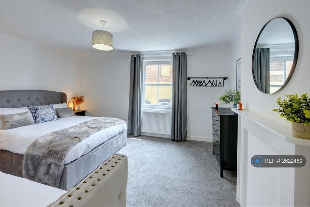 Bedroom 3 (King & Single)