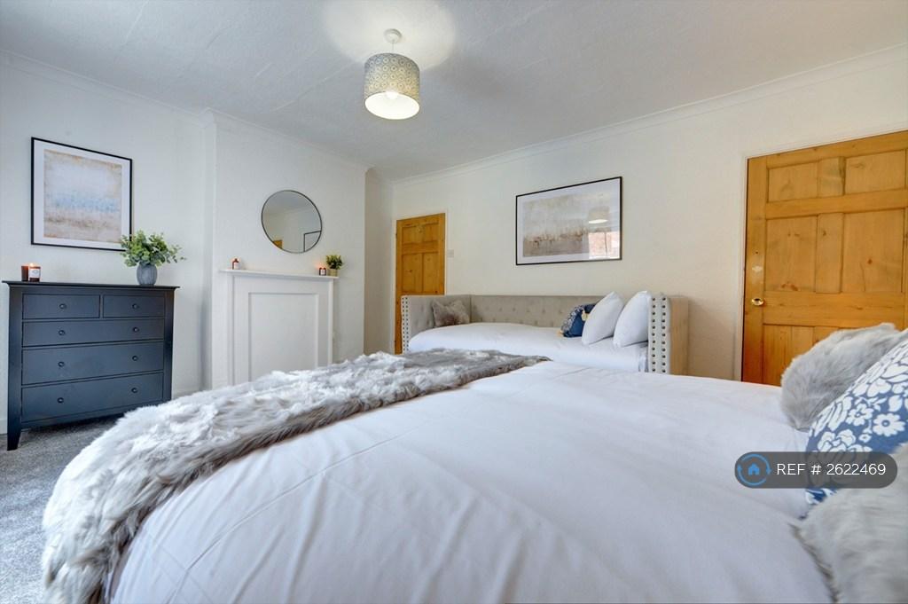 Bedroom 3 (King & Single)