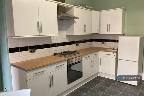 3 bedroom terraced house to rent, Lyndhurst Street, South Shields, NE33