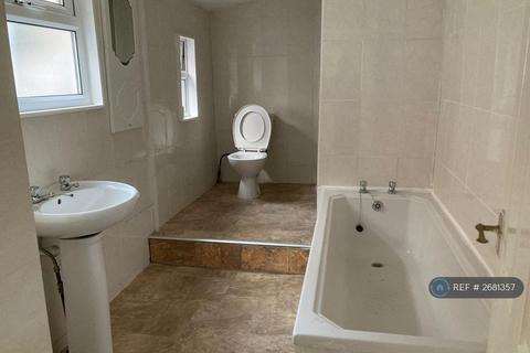 3 bedroom terraced house to rent, Lyndhurst Street, South Shields, NE33
