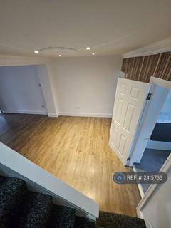 3 bedroom terraced house to rent, Oval Road North, London, RM10