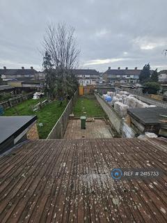 3 bedroom terraced house to rent, Oval Road North, London, RM10