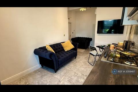 Studio to rent, West Cromwell Road, London, SW5