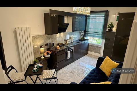 Studio to rent, West Cromwell Road, London, SW5