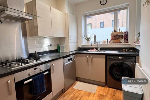 2 bedroom terraced house to rent, Fullerton Avenue, Chadwell Heath, Dagenham, RM8