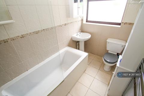 3 bedroom semi-detached house to rent, Carr Hill Grove, Calverley, Pudsey, LS28