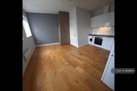 Studio to rent, Down Place, London, W6