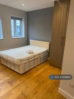 Studio to rent, Down Place, London, W6