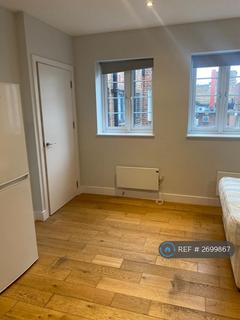 Studio to rent, Down Place, London, W6