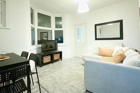 2 bedroom flat to rent, Helix Gardens, London