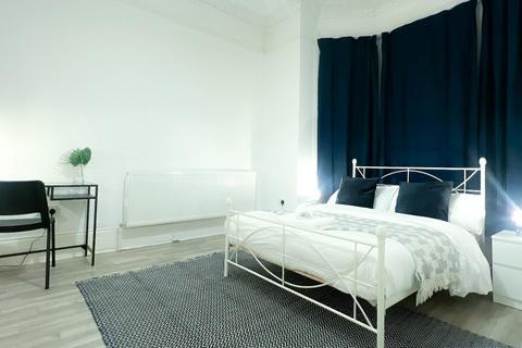 2 bedroom flat to rent, Helix Gardens, London