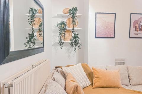 2 bedroom flat to rent, Helix Gardens, London