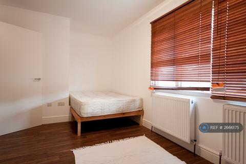 Studio to rent, Clitterhouse Road, London, NW2