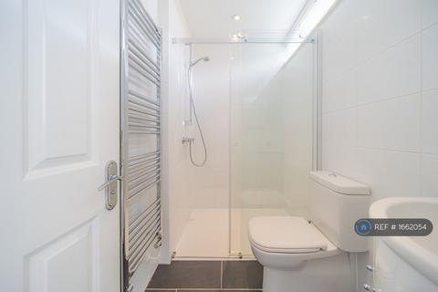 3 bedroom terraced house to rent, Ernest Gardens, London, W4