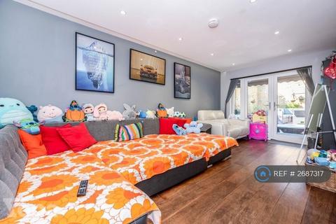 3 bedroom detached house to rent, Brambling Close, Greenhithe, DA9