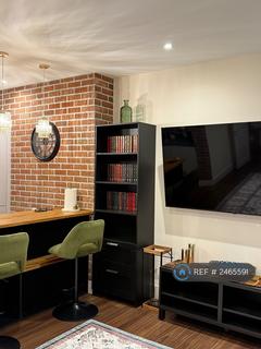 2 bedroom flat to rent, Skylark Court, London, SW15