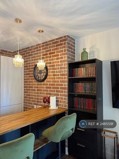 2 bedroom flat to rent, Skylark Court, London, SW15
