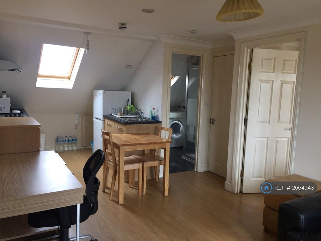 Open Kitchen /Sitting Room