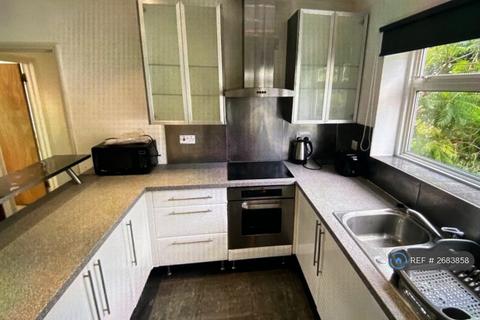 5 bedroom semi-detached house to rent, Spring Rise, Egham, TW20