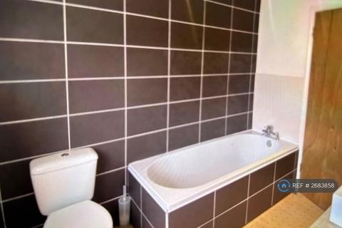 5 bedroom semi-detached house to rent, Spring Rise, Egham, TW20