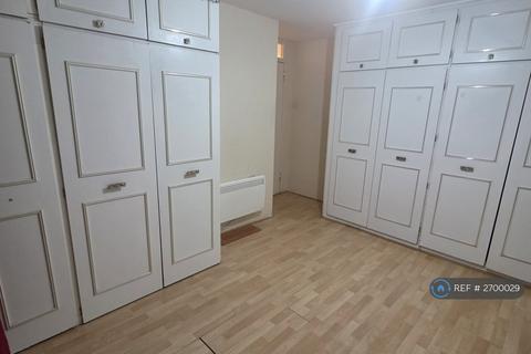2 bedroom flat to rent, Dellow Close, Ilford, IG2