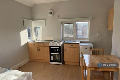 1 bedroom in a house share to rent, Rickmansworth Road, Watford, WD18