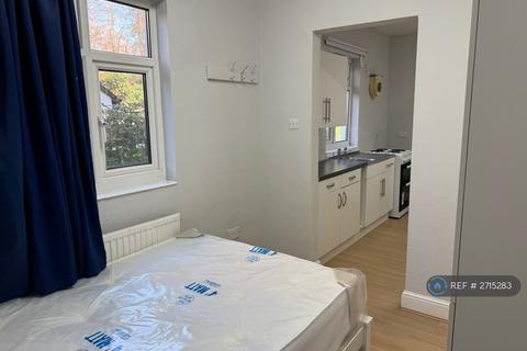 1 bedroom in a house share to rent, Rickmansworth Road, Watford, WD18