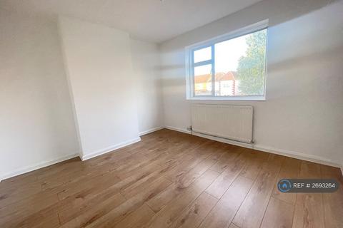 3 bedroom terraced house to rent, Kenneth Road, Romford, RM6