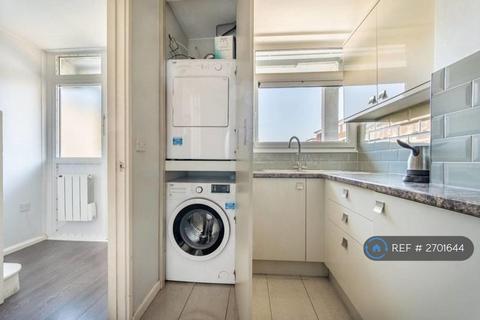 1 bedroom in a flat share to rent, Loughborough Street, London, SE11